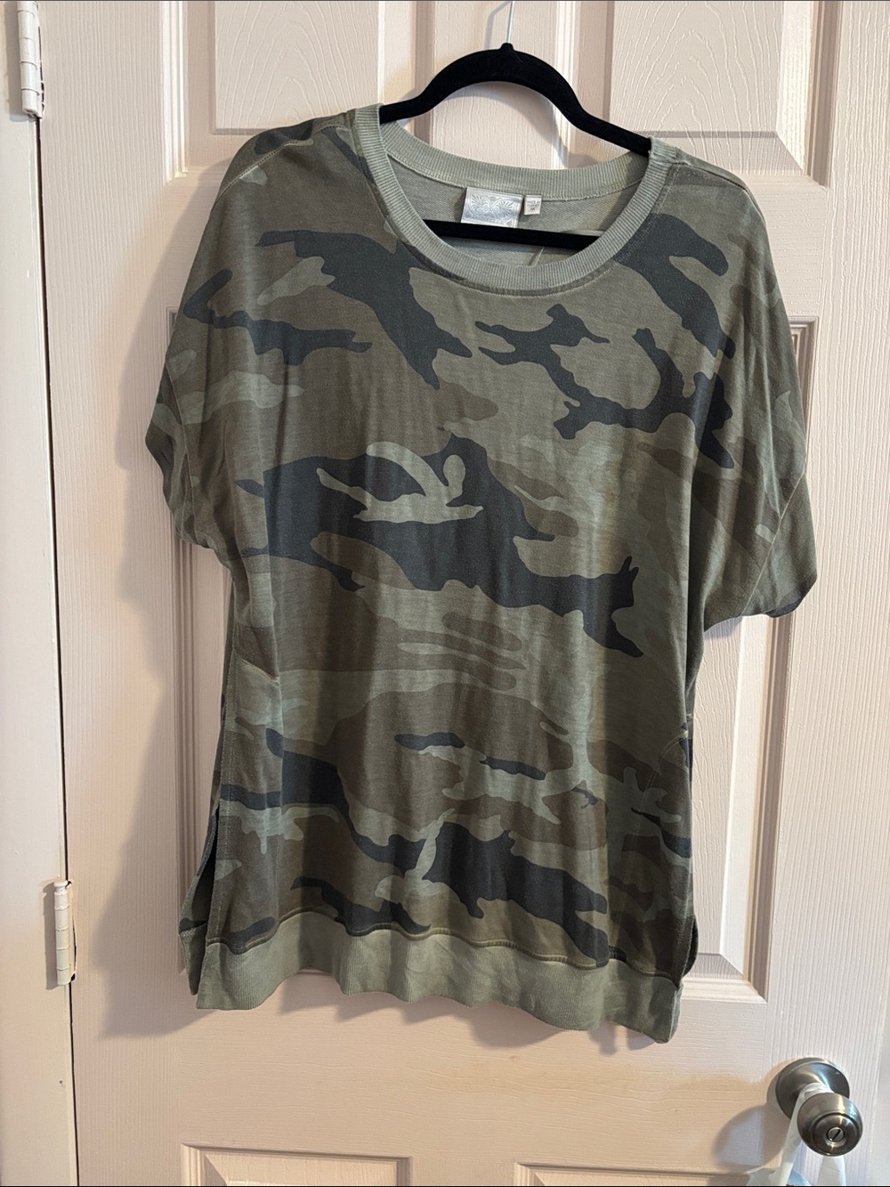 Dantelle Women's Camo Short Sleeve Jersey Top in Olive & Dark Green